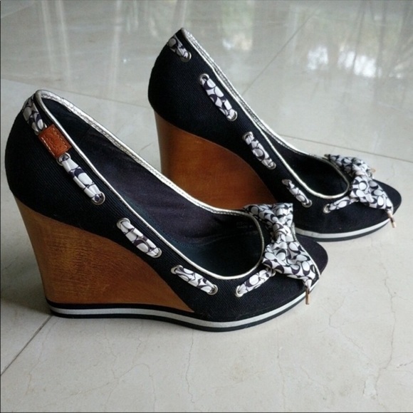 Coach Bow Wedge - Picture 3 of 16